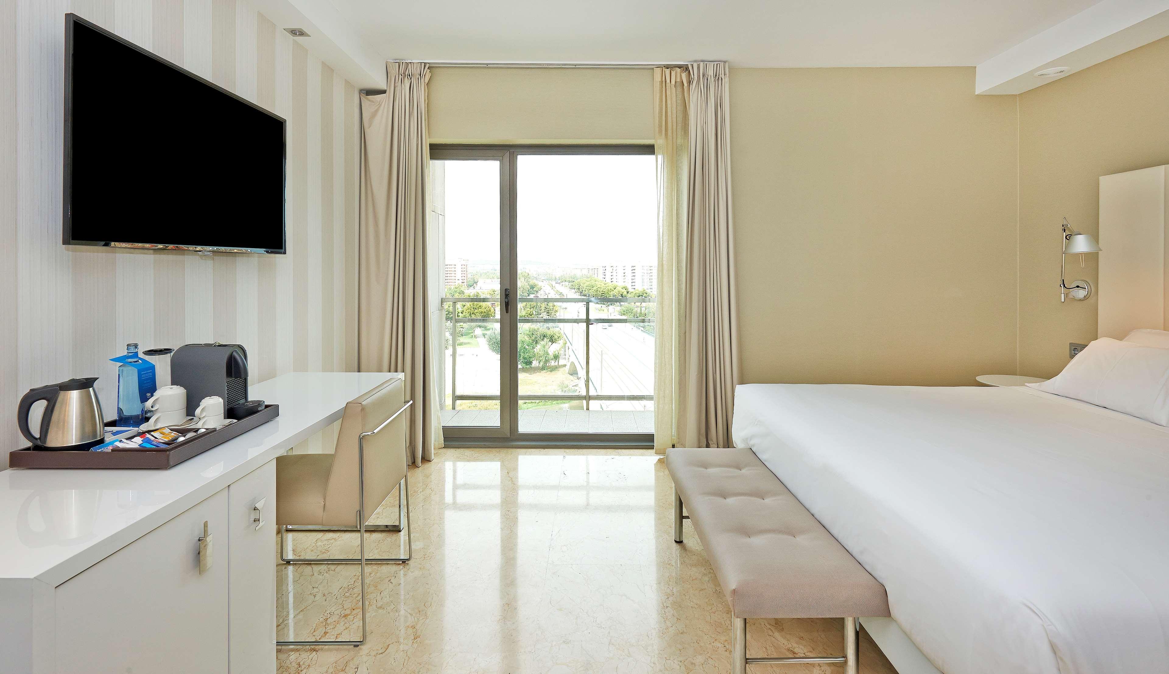 Nh Ciudad De Zaragoza Hotell Exteriör bild